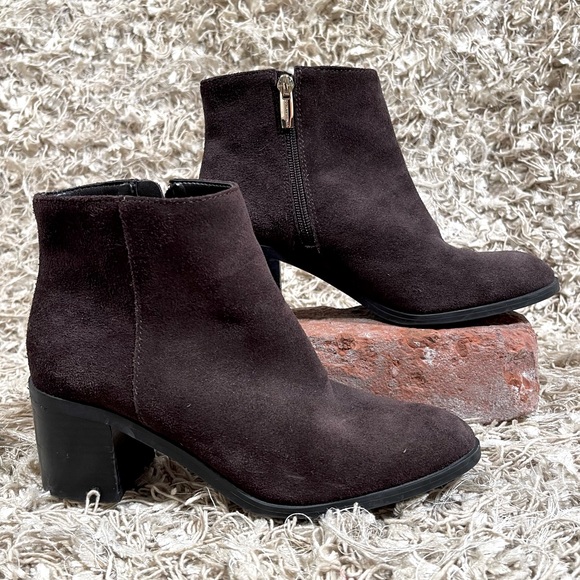 Vince Camuto short brown suede booties side zip ankle boots 2" heels size 6 - Picture 1 of 9